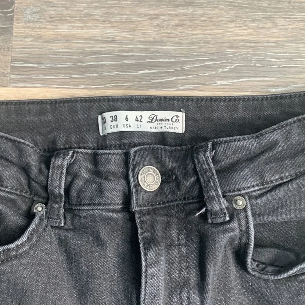 Denim &Company black jeans raw hem ankle size 6